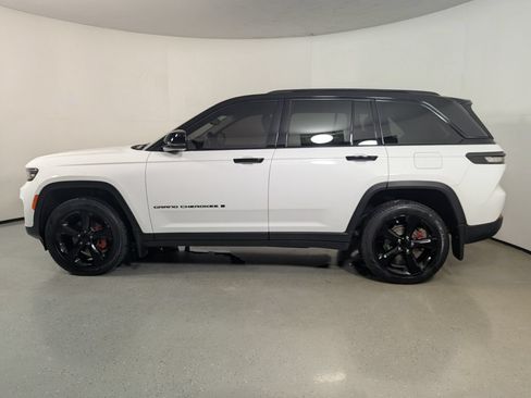 Used 2023 Jeep Grand Cherokee Limited w/ Black Appearance Package AWD/4WD image 4