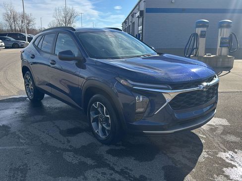 Used 2024 Chevrolet Trax LT w/ LT Convenience Package image 9