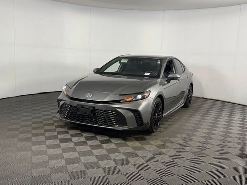 Used 2025 Toyota Camry SE w/ Convenience Package FWD image 4