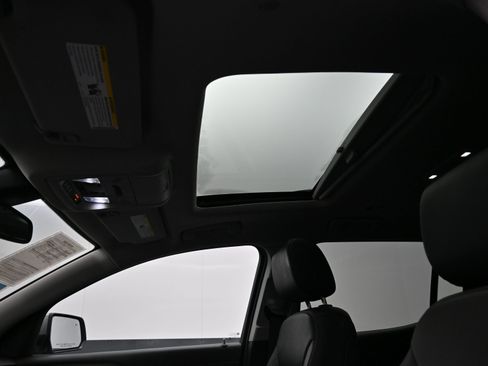 Used 2023 GMC Acadia SLT w/ Technology Package image 28