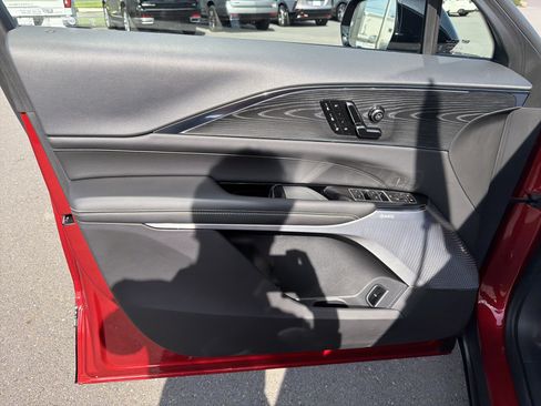 Used 2024 Cadillac Lyriq Luxury image 10