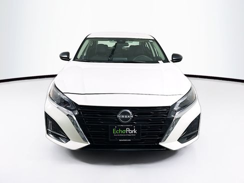Used 2025 Nissan Altima 2.5 SV FWD image 2