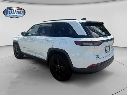 Used 2023 Jeep Grand Cherokee Altitude AWD/4WD image 3