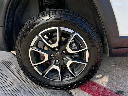 Used 2025 Jeep Compass Trailhawk image 9