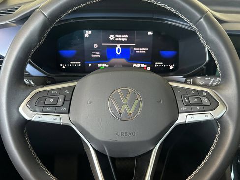 Used 2023 Volkswagen Taos SE w/ Panoramic Sunroof Package FWD image 23