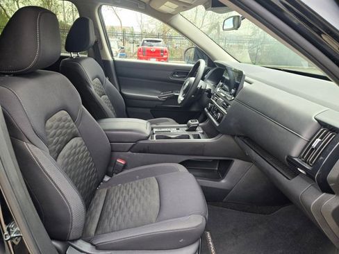Used 2024 Nissan Pathfinder S image 18