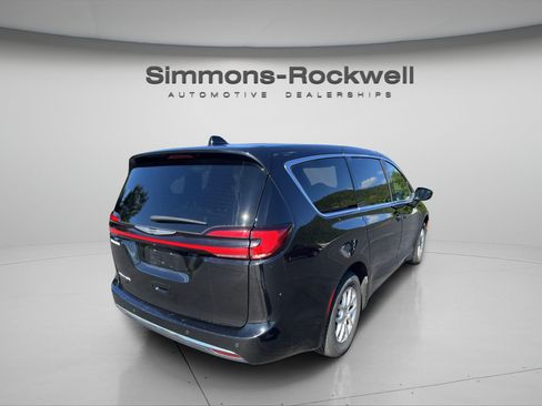 Used 2025 Chrysler Pacifica Select FWD image 5