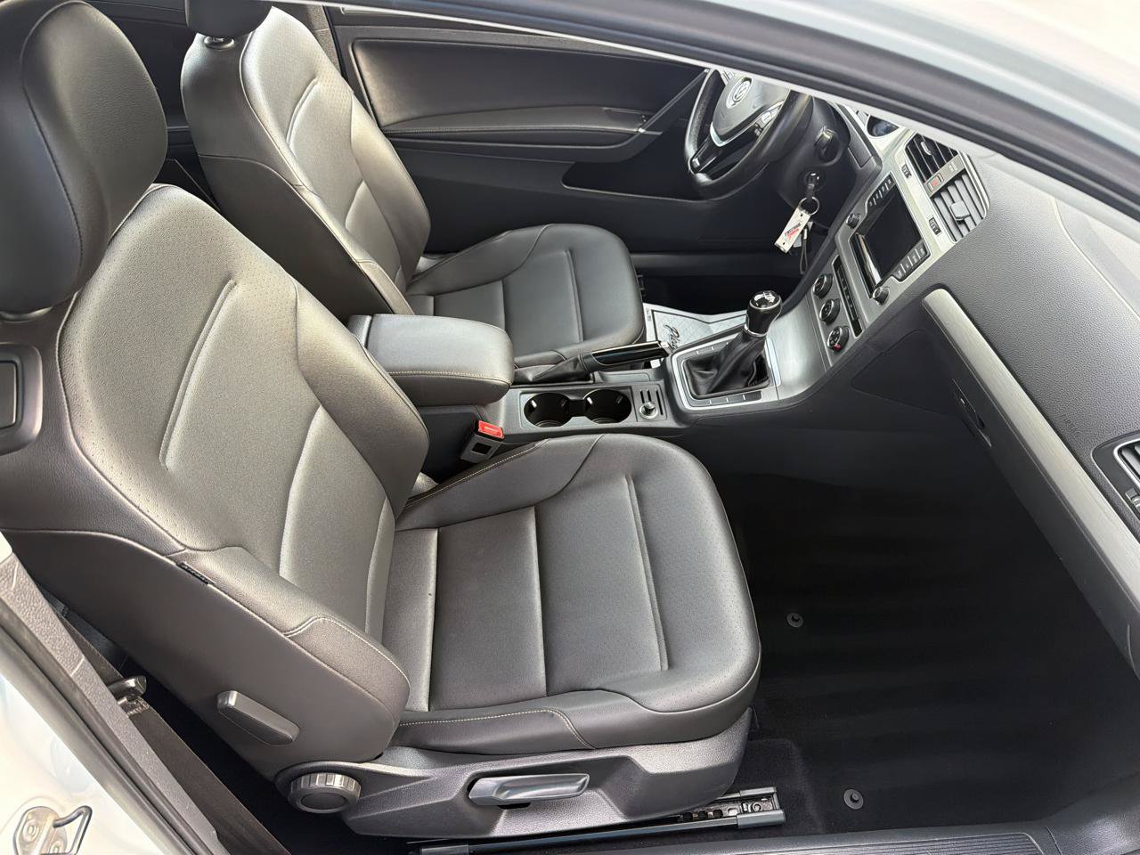 Used 2015 Volkswagen Golf S FWD image 10