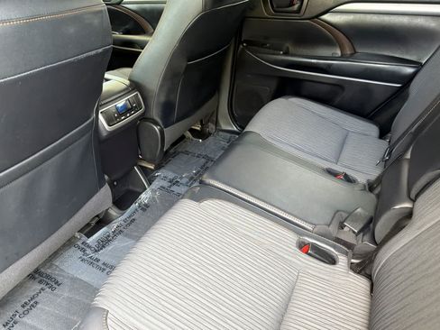 Used 2019 Toyota Highlander Plus w/ Carpet Mat Package (TMS) FWD image 4