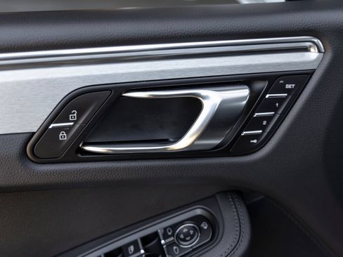 Certified 2026 Porsche Macan AWD/4WD image 22