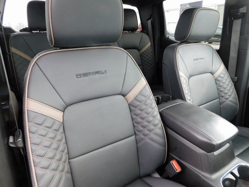 Used 2024 GMC Canyon Denali image 28