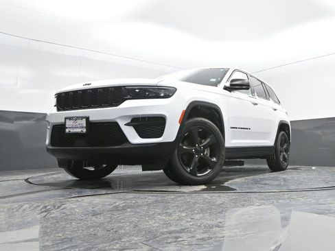 Used 2023 Jeep Grand Cherokee Altitude image 41