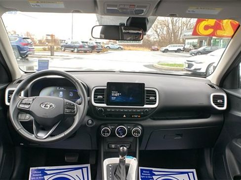 Certified 2025 Hyundai Venue Limited image 21
