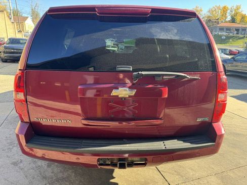 Used 2011 Chevrolet Suburban LT image 4