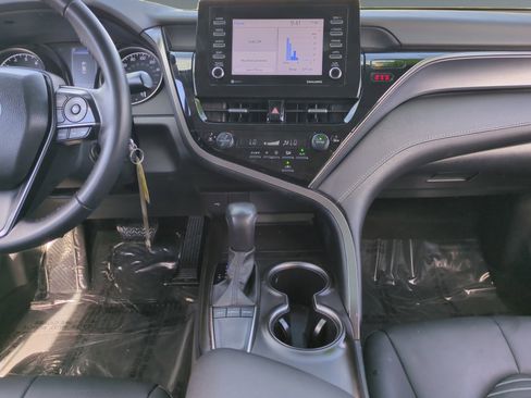 Used 2024 Toyota Camry SE image 11