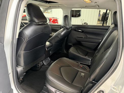 Used 2022 Toyota Highlander XLE AWD/4WD image 31