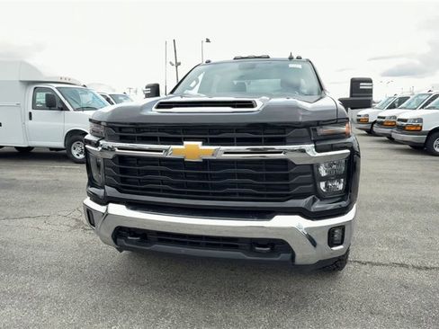 Used 2024 Chevrolet Silverado 2500 LT image 3
