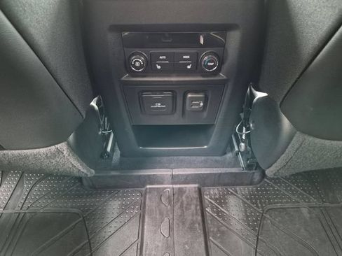Used 2023 Chevrolet Traverse Premier AWD/4WD image 19