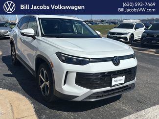 Used 2025 Volkswagen Tiguan SE w/ Panoramic Sunroof Package video 1