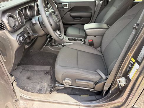 Used 2023 Jeep Gladiator Sport AWD/4WD image 9