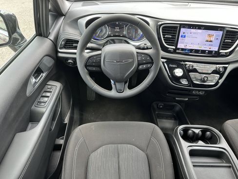 Used 2024 Chrysler Pacifica Touring FWD image 22