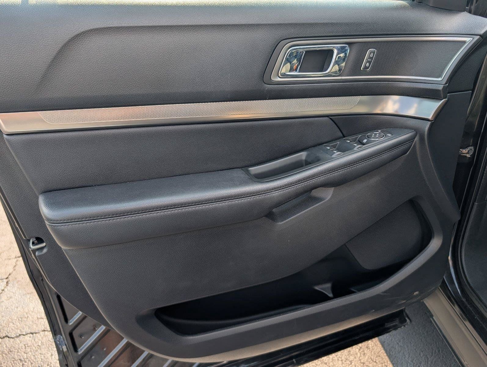 Used 2018 Ford Explorer XLT FWD image 14