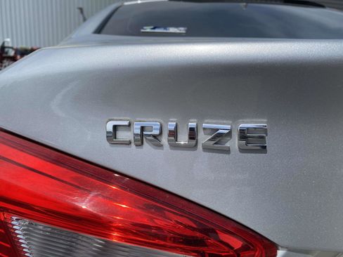Used 2017 Chevrolet Cruze LT FWD image 10