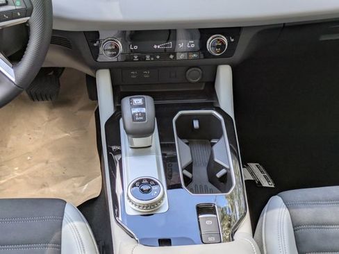 New 2025 Mitsubishi Outlander SE image 21