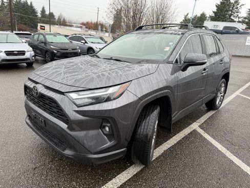 Used 2022 Toyota RAV4 XLE Premium image 4