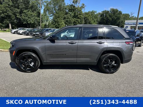 Used 2024 Jeep Grand Cherokee Altitude image 2