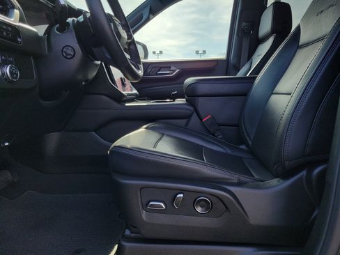Used 2025 GMC Yukon Denali AWD/4WD image 16