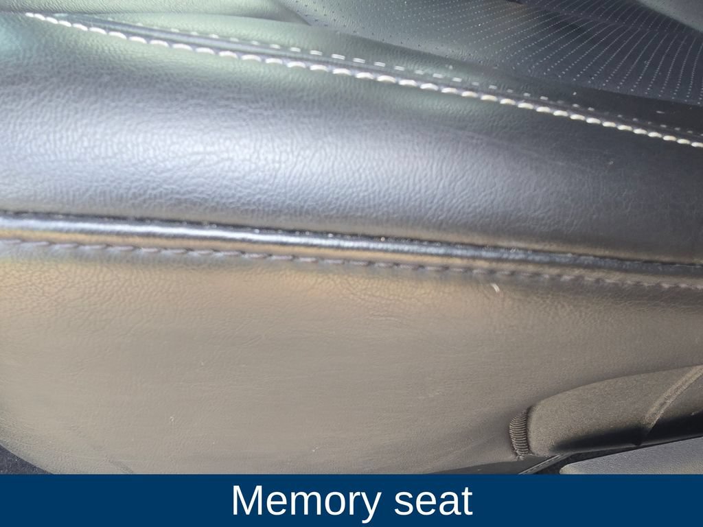 Used 2023 Chrysler Pacifica Touring-L FWD image 12