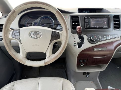 Used 2014 Toyota Sienna XLE image 12
