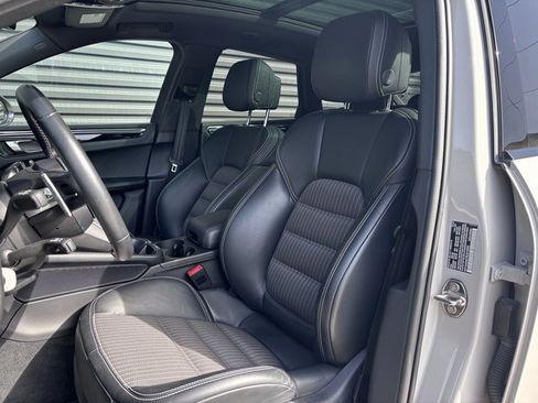 Certified 2024 Porsche Macan image 5