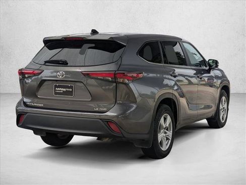 Used 2024 Toyota Highlander LE image 5
