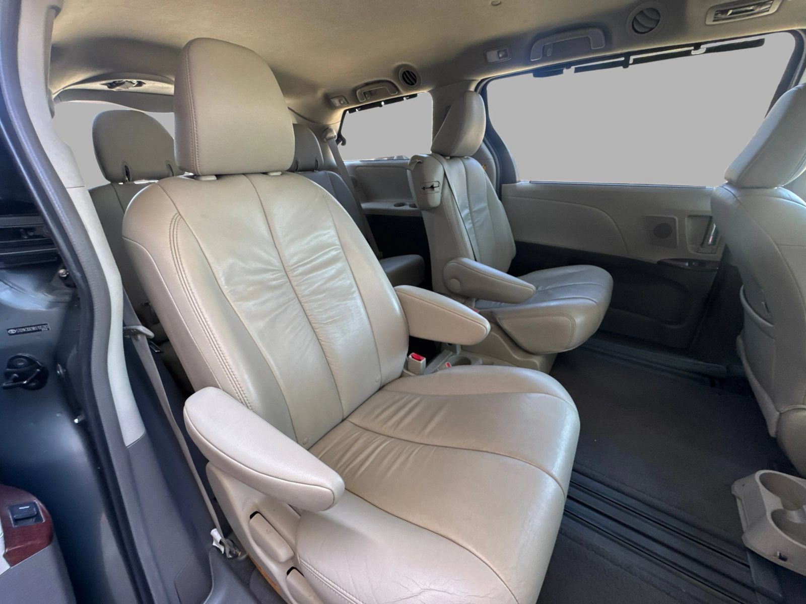 Used 2011 Toyota Sienna XLE w/ XLE Navigation Pkg FWD image 33
