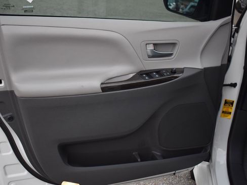 Used 2020 Toyota Sienna XLE image 12