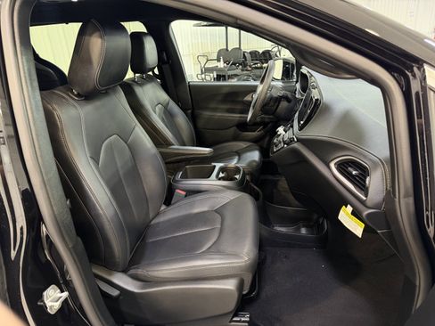 Used 2025 Chrysler Pacifica Select FWD image 13