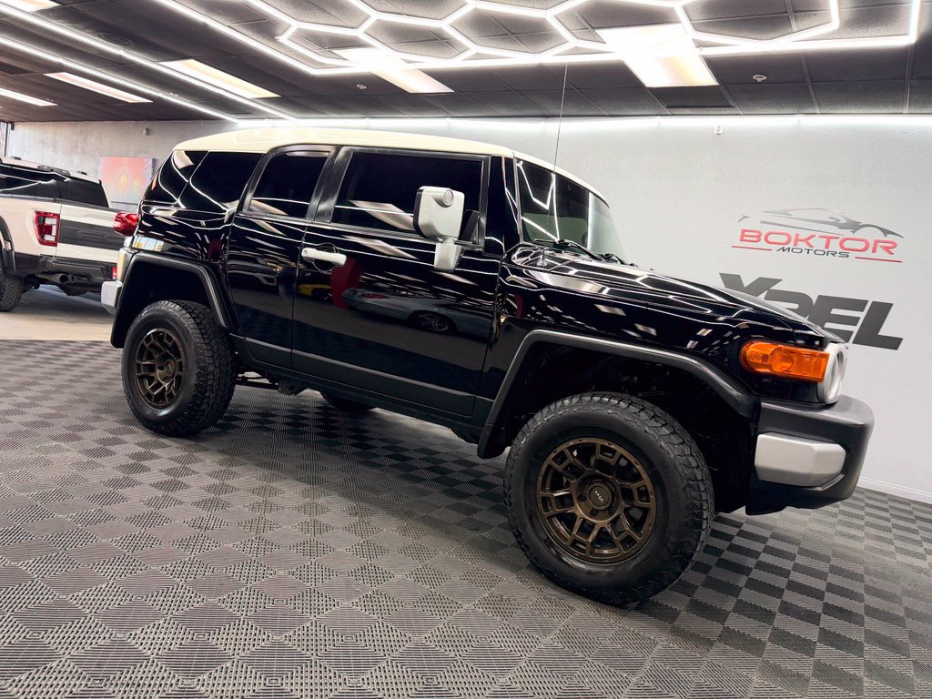 Used 2014 Toyota FJ Cruiser 4WD w/ Upgrade Package image 2