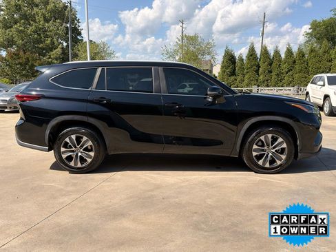Used 2023 Toyota Highlander XLE image 2
