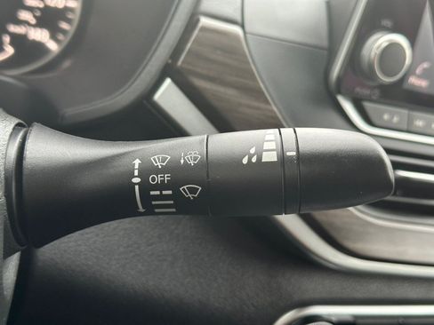 Used 2025 Nissan Altima 2.5 SV FWD image 18