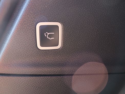Used 2025 Chrysler Pacifica Limited FWD image 32