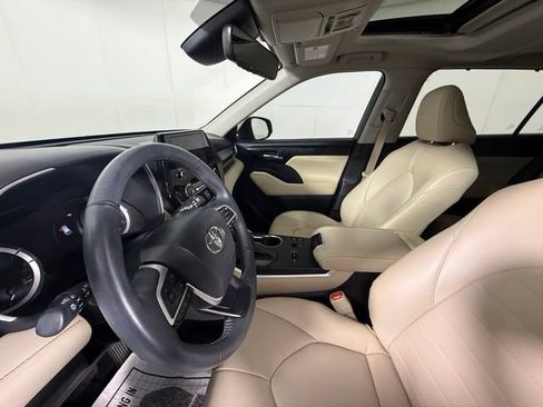 Used 2024 Toyota Highlander XLE FWD image 15