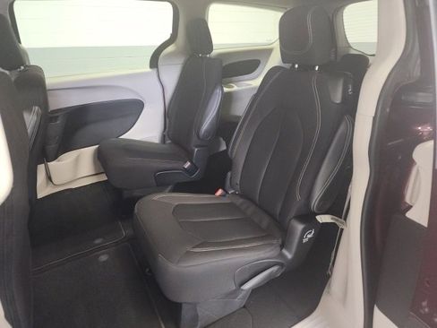 Used 2022 Chrysler Voyager LX image 13