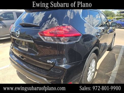 Used 2017 Nissan Rogue SV w/ SV Premium Package FWD image 3