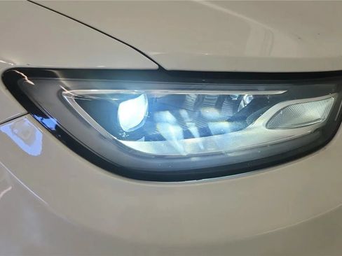 Used 2023 Chrysler Pacifica Touring-L FWD image 14