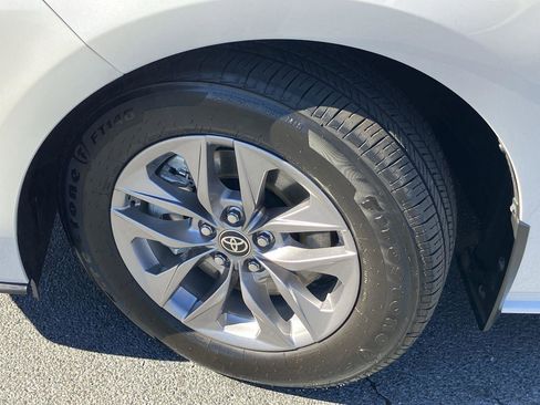 Used 2025 Toyota Sienna XLE image 9