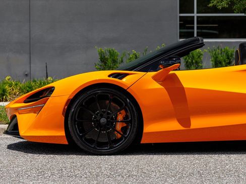 Used 2025 McLaren Artura Spider RWD image 27