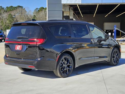 New 2026 Chrysler Pacifica Limited w/ S Appearance Package FWD image 8
