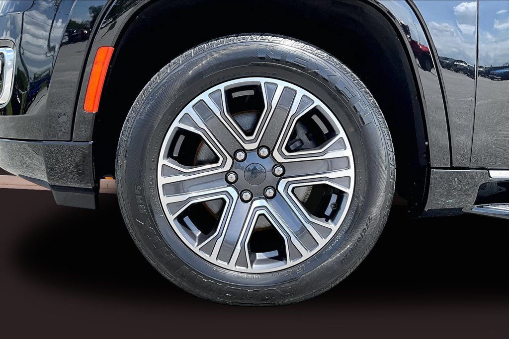 Used 2024 Jeep Wagoneer Series II AWD/4WD image 39